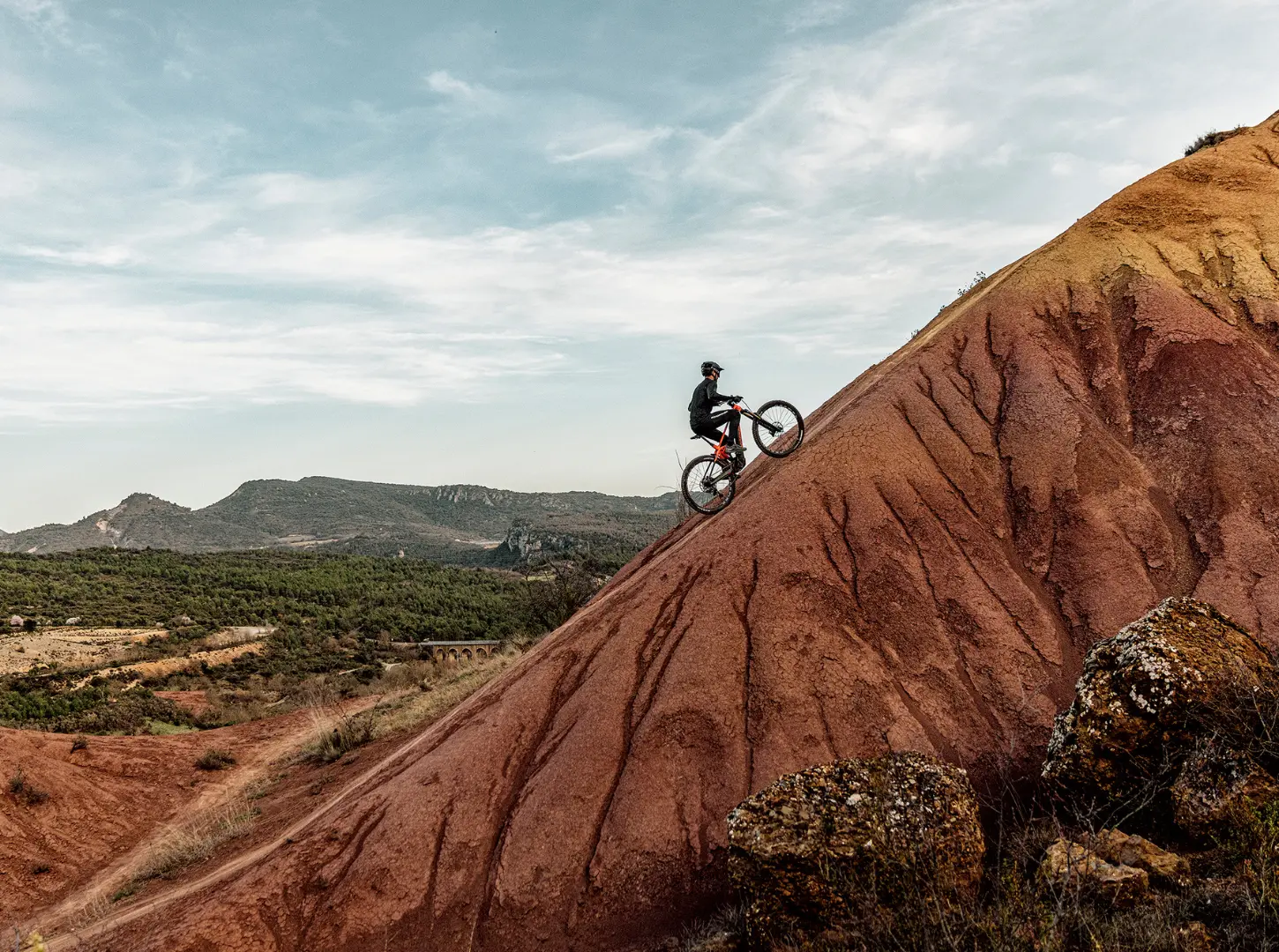 E-MTB Enduro Actionshot Uphill auf einem spanischen Berg mit dem Mondraker Crafty