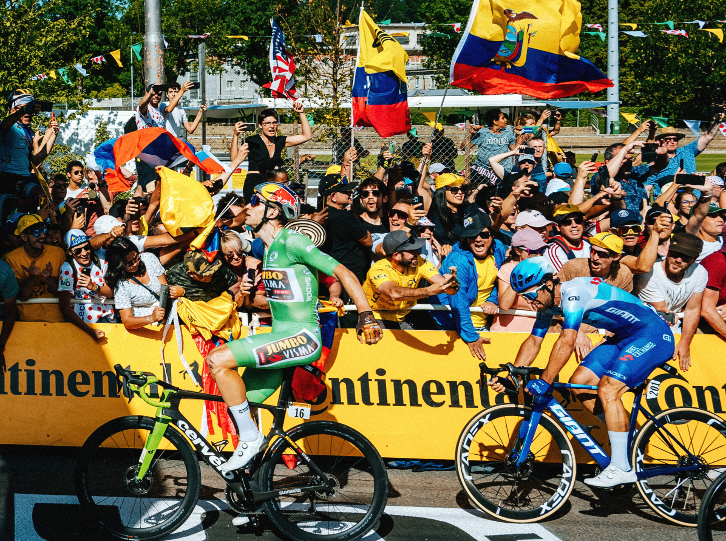 Cervélo Teamfahrer von Jumbo Visma mit grünem Trikot beim Zielsprint der Tour de France