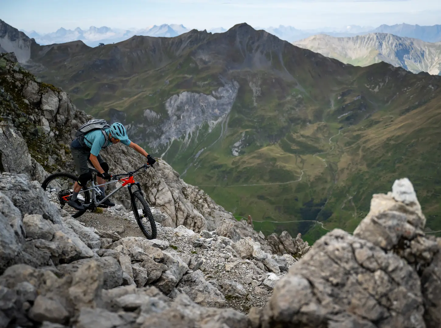 Mondraker Raze Actionshot Mountainbiker in den Bergen