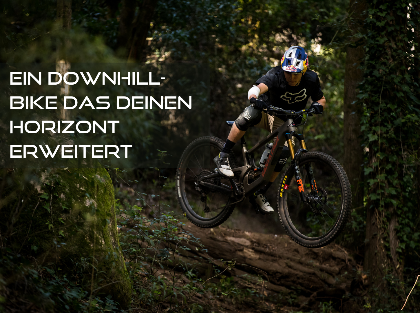 Jackson Goldstone mit Megatower im Wald beim Downhill in Action